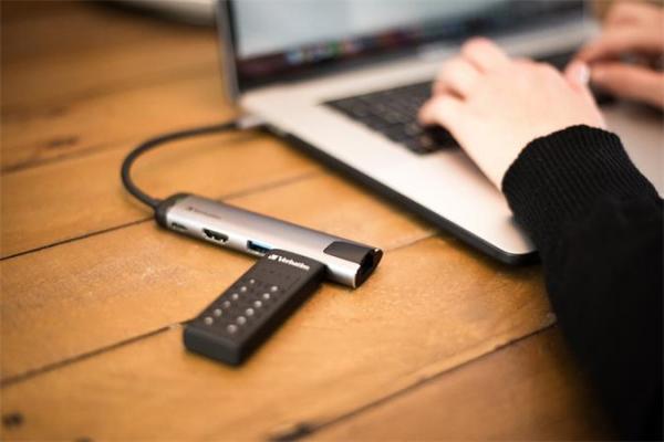 USB kľúč, 64GB, šifrovanie heslom, 160/130Mb/s, USB-C 3.1, VERBATIM "Keypad Secure"